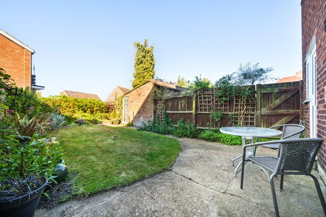 6, Thornhill Way, Shepperton photo 4