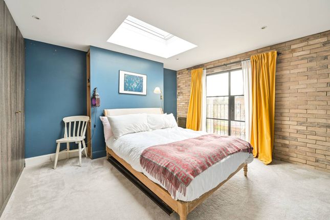Semi-detached house to rent in Craignair Road, Brixton Hill, London