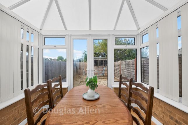 2, Willow Tree Close, Abridge photo 2