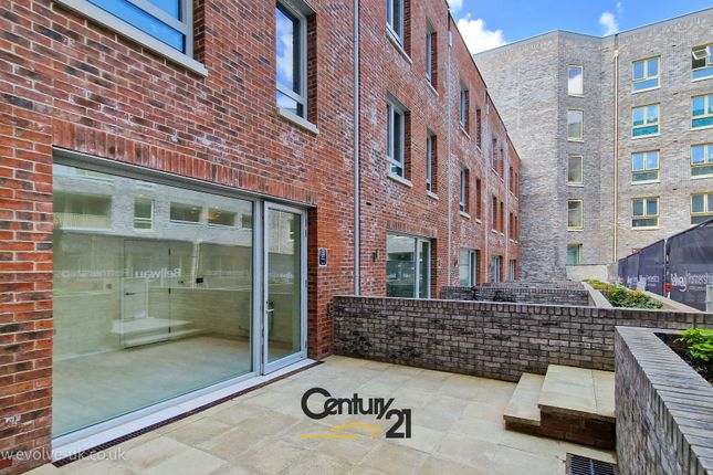 Town house to rent in Benson Street, Barking