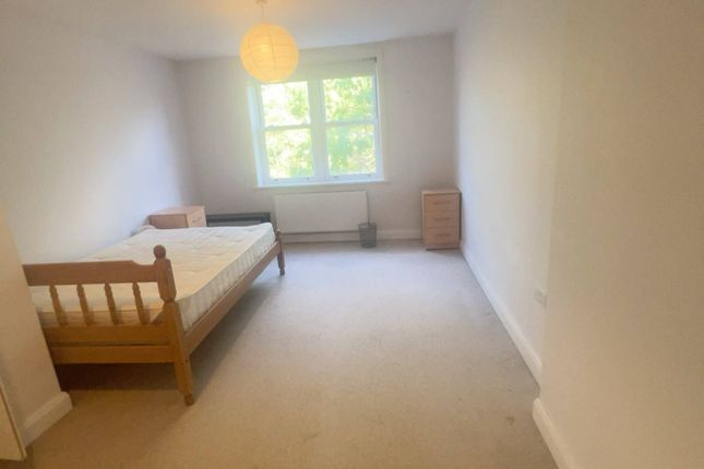 Flat 4, 19 Grange Park, London photo 5