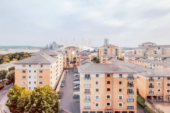 Flat to rent in Switch House, Canary Wharf, London