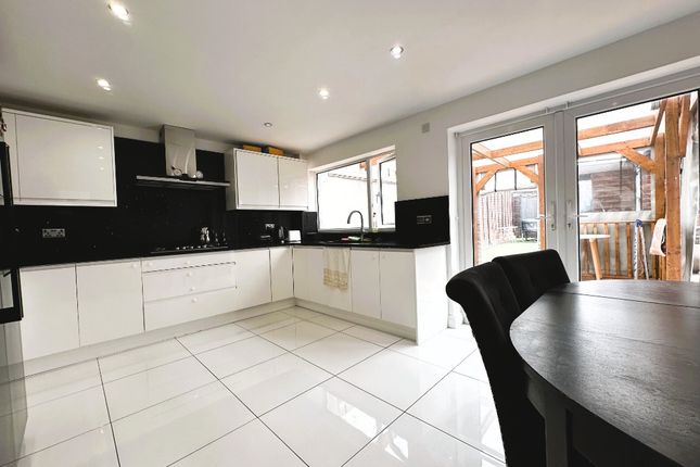 4, Vicarage Farm Road, Wellingborough photo 3