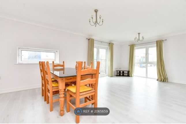 Flat to rent in Renaissance Court, Sutton