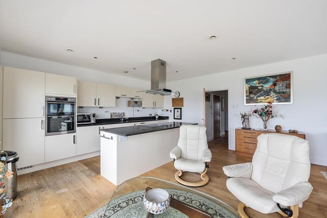 27 CAPE CROSS HOUSE, Newbury, Newbury photo 2