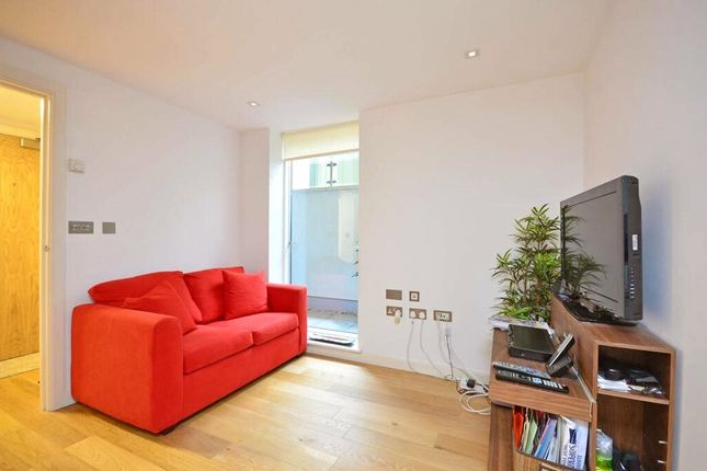 Thumbnail Flat to rent in Acton St, London