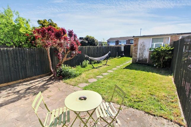 16 Pine Walk, High Wycombe photo 4