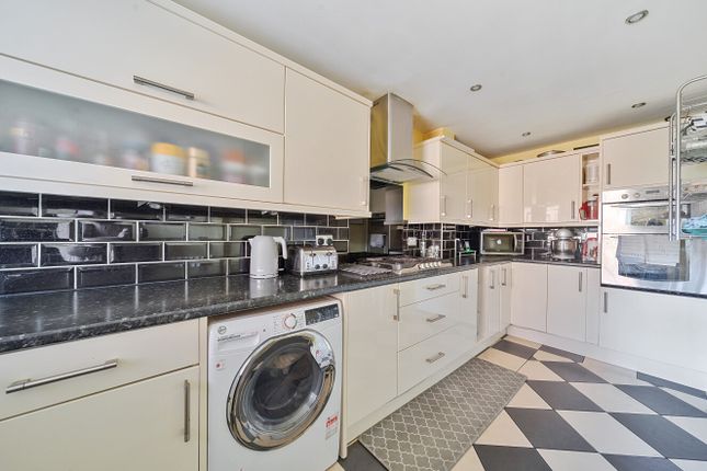 19, Dorney Road, Swindon photo 3