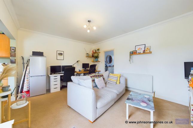 Flat to rent in Guildford Road, Chertsey