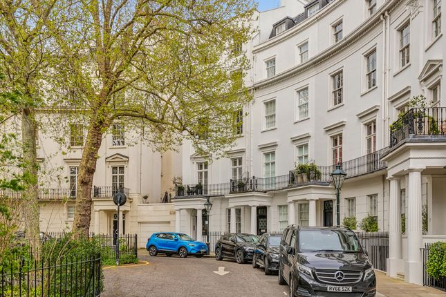 Flat for sale in Brompton Square, London