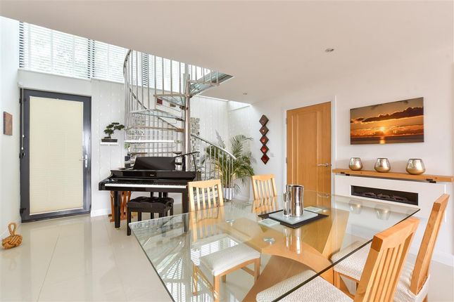 Lounge/ Dining Area