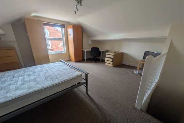 Bed, 16 Mona Street, Beeston, Nottingham photo 3