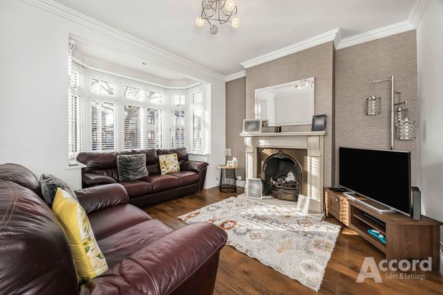 22 Heather Glen, Romford photo 3
