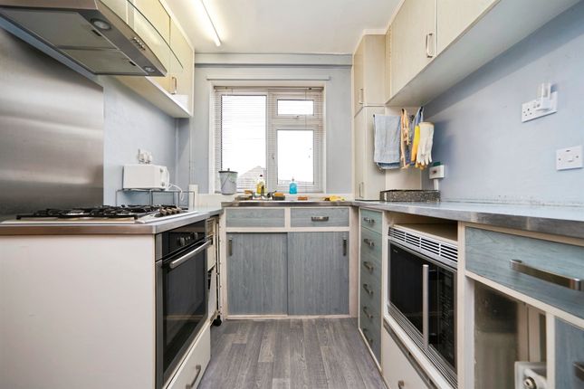 30, West Lea Gardens, Leeds photo 4