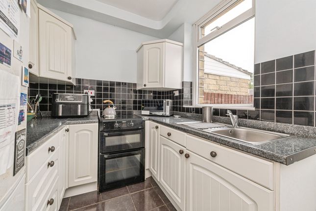 5, Newsome Avenue, Huddersfield photo 2
