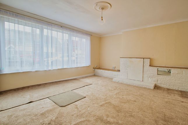 10, St Anne's Avenue, Stanwell photo 4