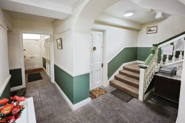 Flat 2 Kings Lodge, 22, Market Place, Bishop Auckland photo 2