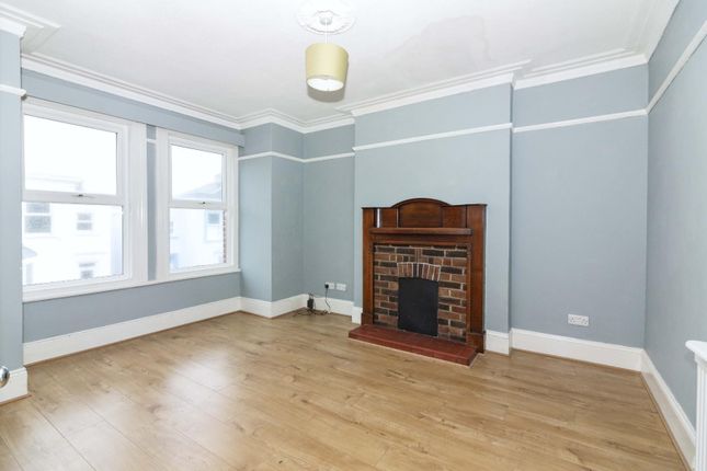 Flat to rent in Graham Road, Worthing
