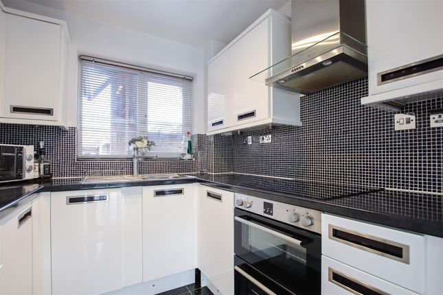 Flat for sale in Oliver Court, Crouchfield, Chapmore End