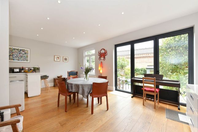 36, Hart Grove, London photo 4