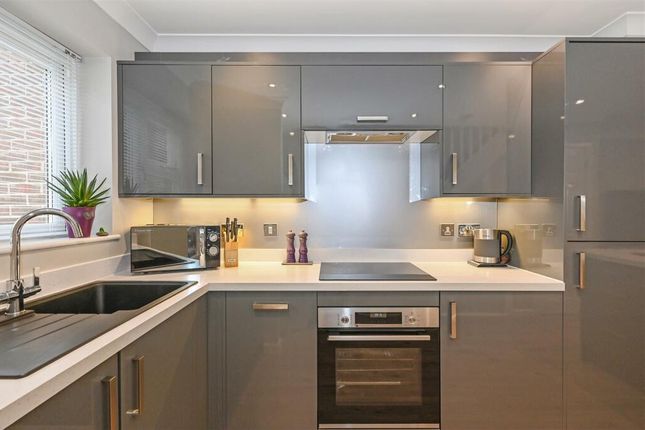 13, Woodrow, Waterlooville photo 5