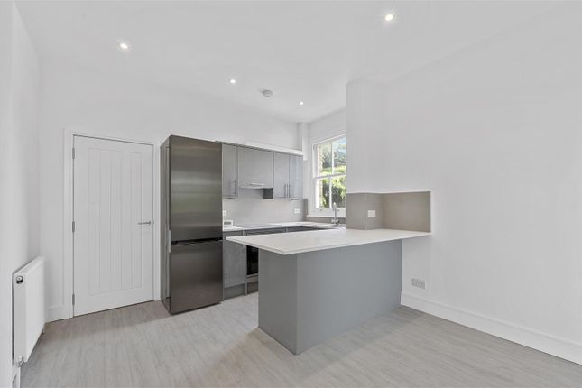 Flat to rent in Upper Richmond Road, London