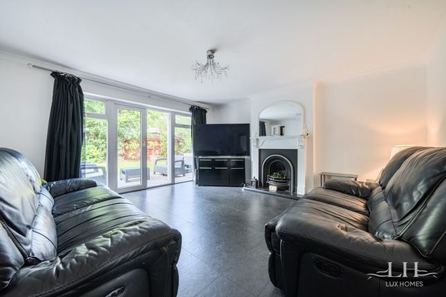6 Romney Chase, Hornchurch photo 2