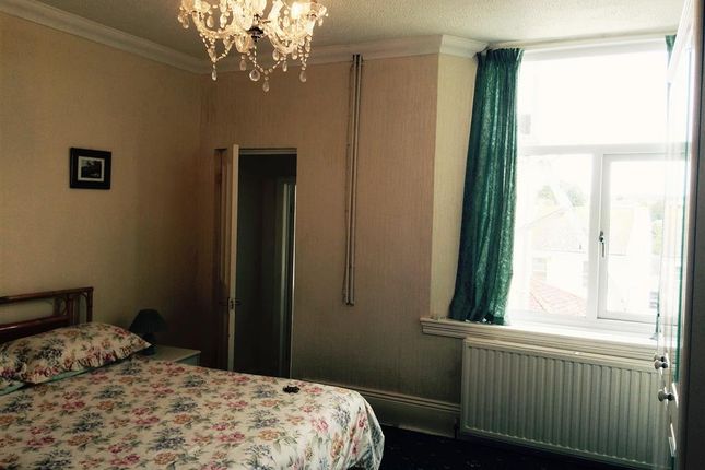 2 bed flat to rent in Morgan Avenue, Torquay