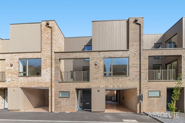 4-bed terraced on 33 Ansteys Cove Road, Torquay, £2,000/mo