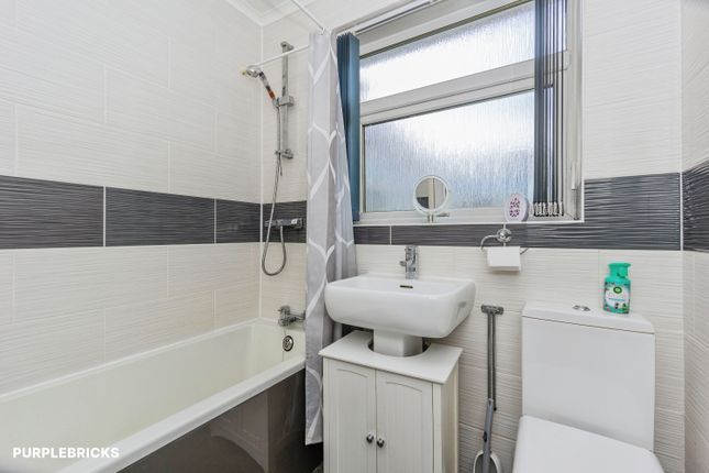 14, Birkdale Avenue, Oldham photo 3
