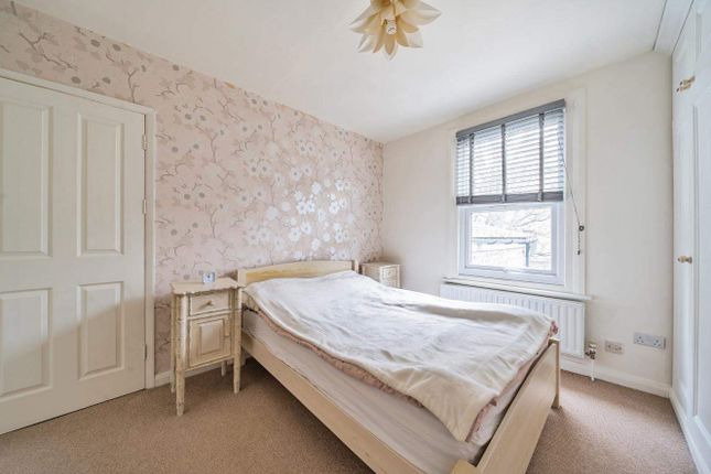 Flat for sale in Melina Road, London