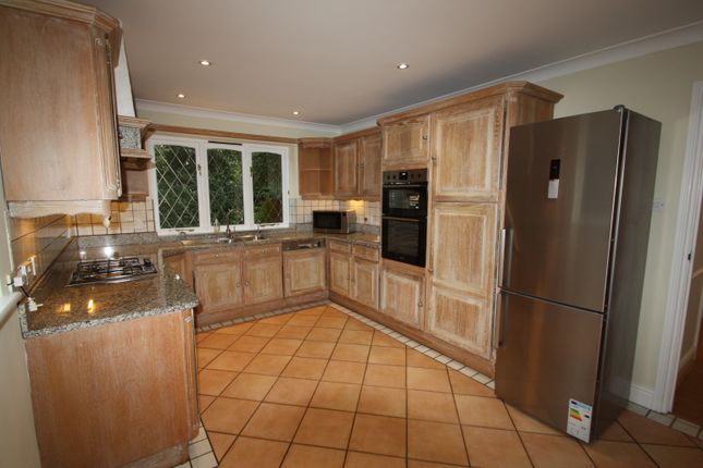 9, Weylands Park, Weybridge photo 3