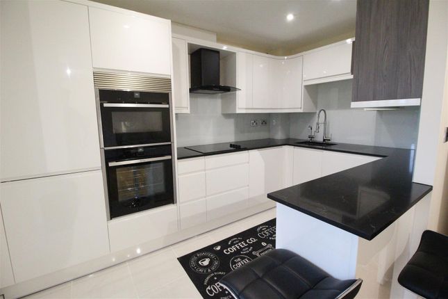 69, Martlesham Walk, London photo 3