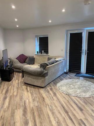 Flat 13, 220 Park Avenue, Bushey photo 2