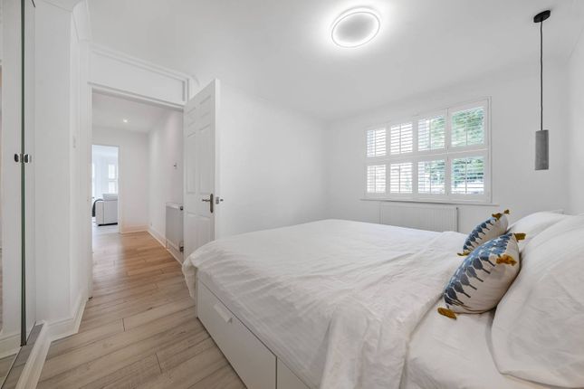 Flat to rent in Trinity Road, Wandsworth, London