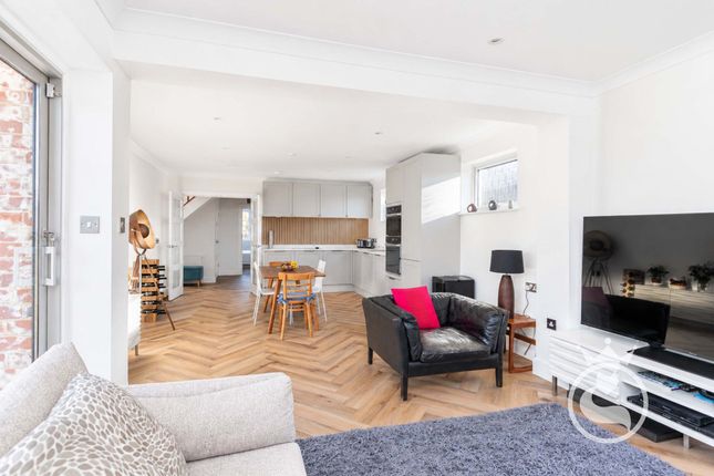 24 Frankland Crescent, Poole photo 4