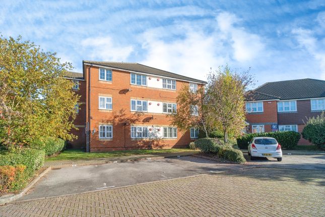 Flat for sale in Dudley Close, Grays