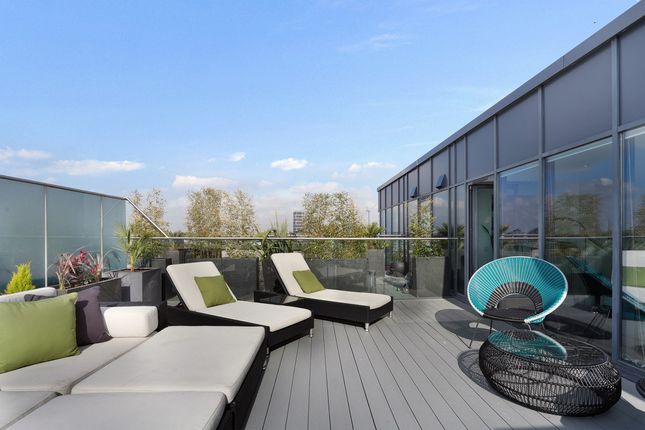 Flat 603 Lumiere, 58, Lumiere, St. John's Hill, London photo 3