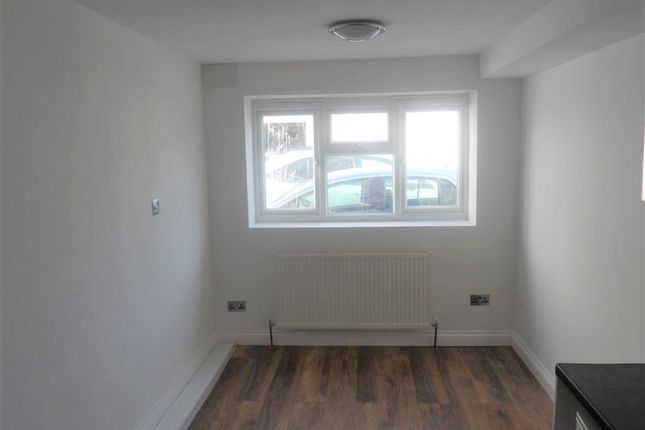 Caernarvon Close, Mitcham photo 3