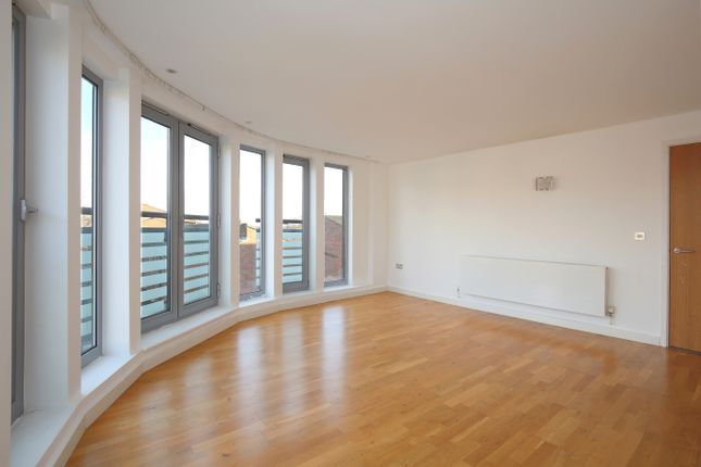 Flat to rent in Elthorne Road, London
