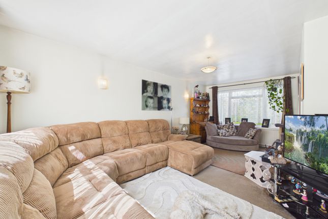 52 Kingsley Crescent, High Wycombe photo 2