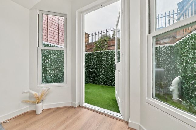 Flat 7, Station Masters House, 347, Earlsfield Road, London photo 3