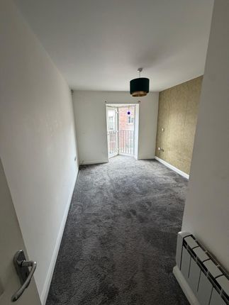 Flat 3, 33 Henry Bird Way, NN4, London photo 2
