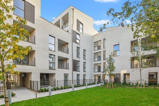 Flat to rent in Brondesbury Park, The Avenue, London
