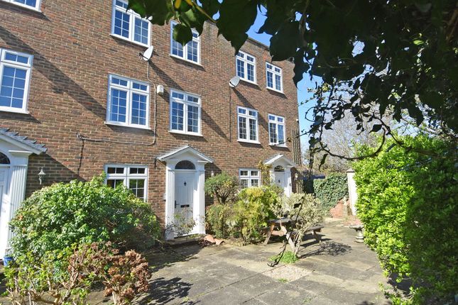 Town house to rent in Ham Street, Richmond