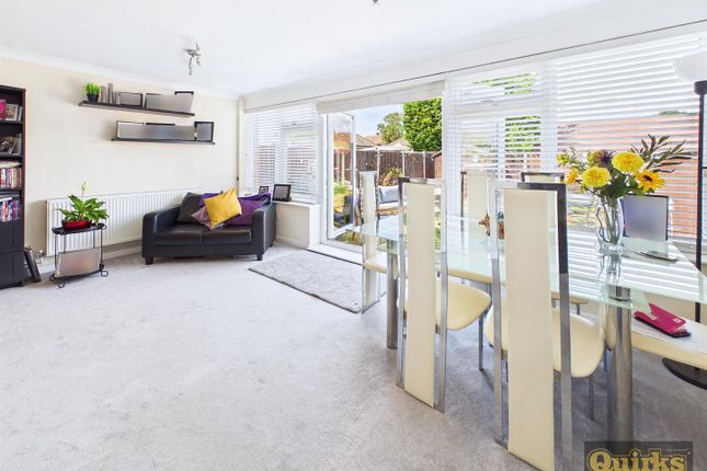 25, Highcliffe Close, Wickford photo 3