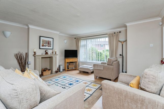 28, Moss Close, Neston photo 2