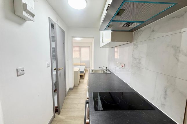 A, 320, Spackmans Way, Slough photo 4