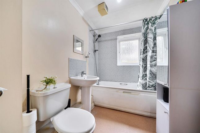 Norfolk Court, Norwich Crescent, Romford photo 5
