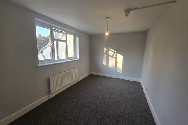 31 F5 , Woodville Road, London, Thornton Heath photo 3